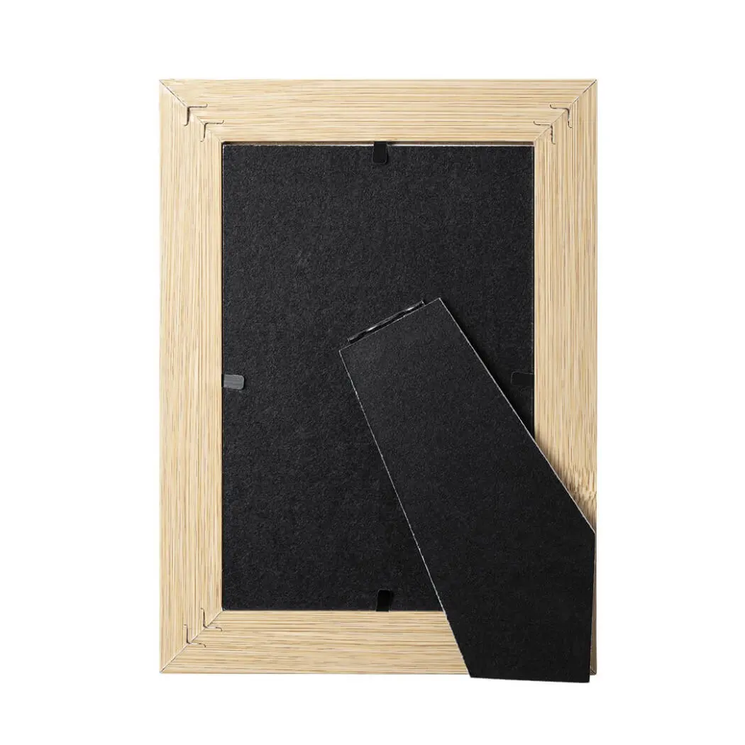 Parte trasera de un marco de fotos de madera MDF mostrando el soporte para mesa y los enganches para fotos 10x15cm.