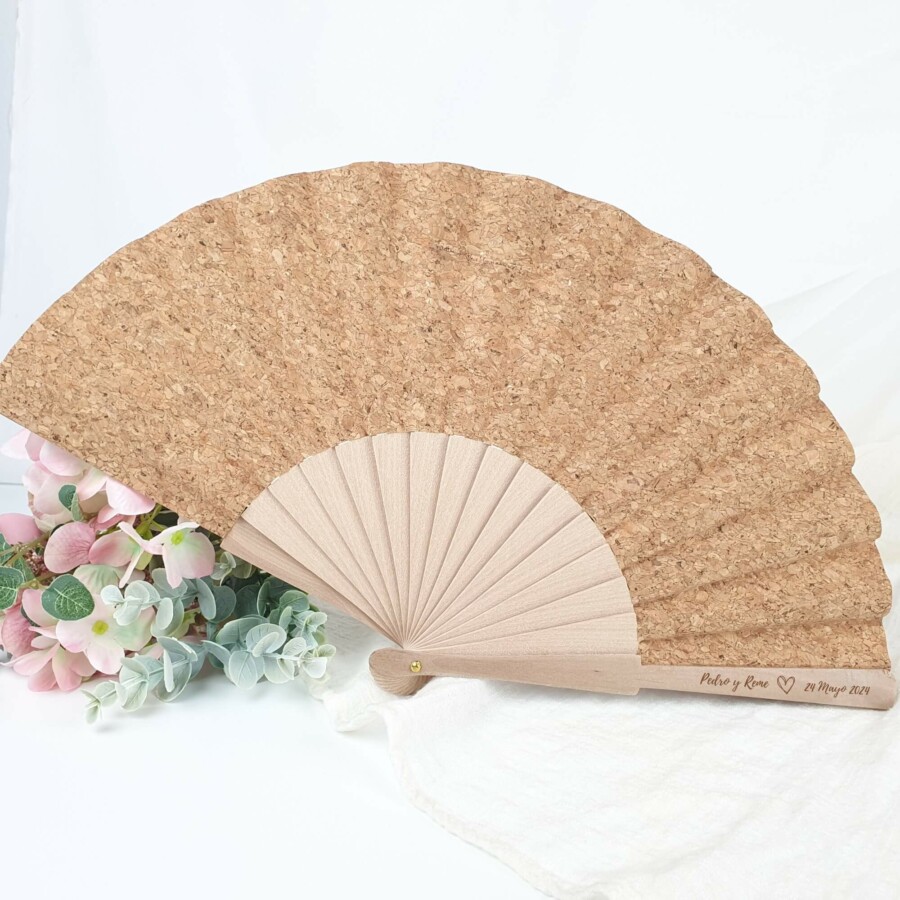 Abanico de corcho y madera personalizado para bodas, diseño Elegance grabado con nombres y fecha, perfecto como detalle exclusivo.