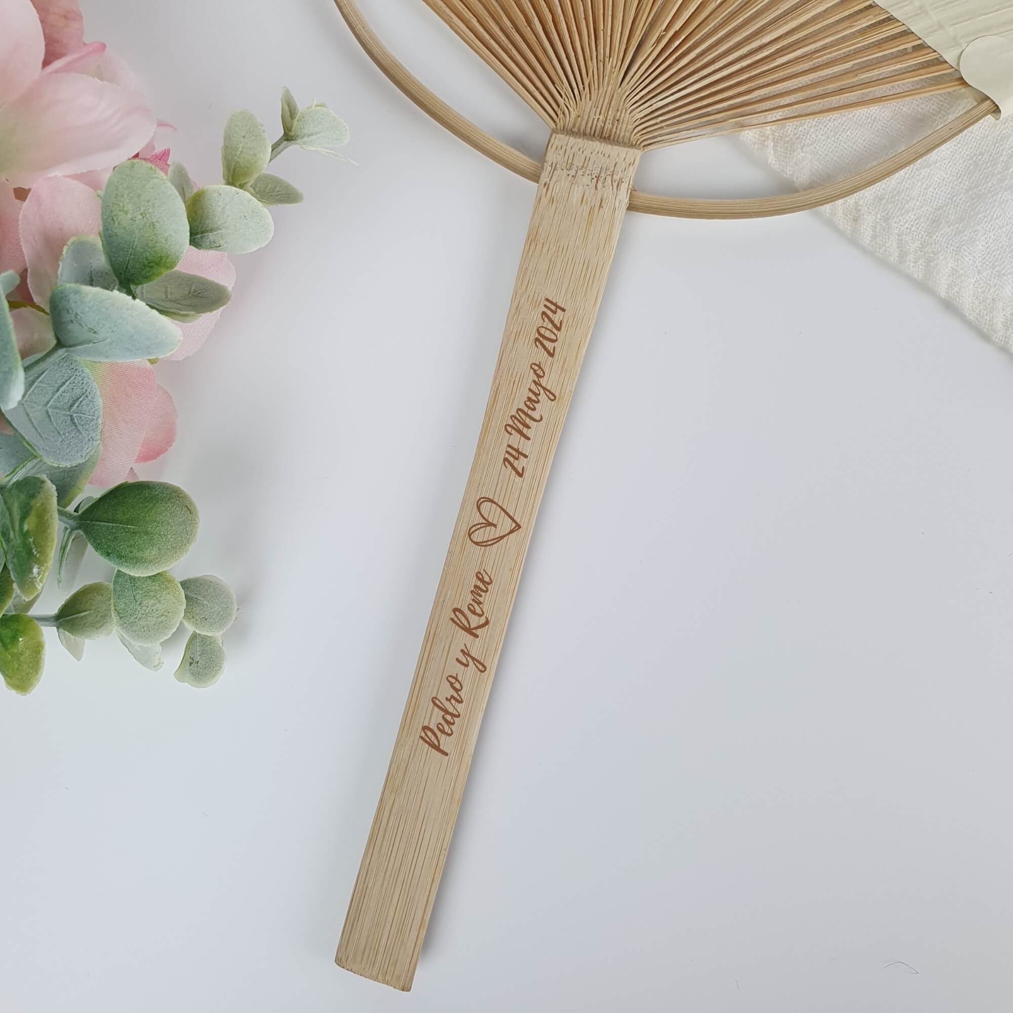 Detalle del pai pai de bambú natural personalizado para bodas - Diseño Elegance