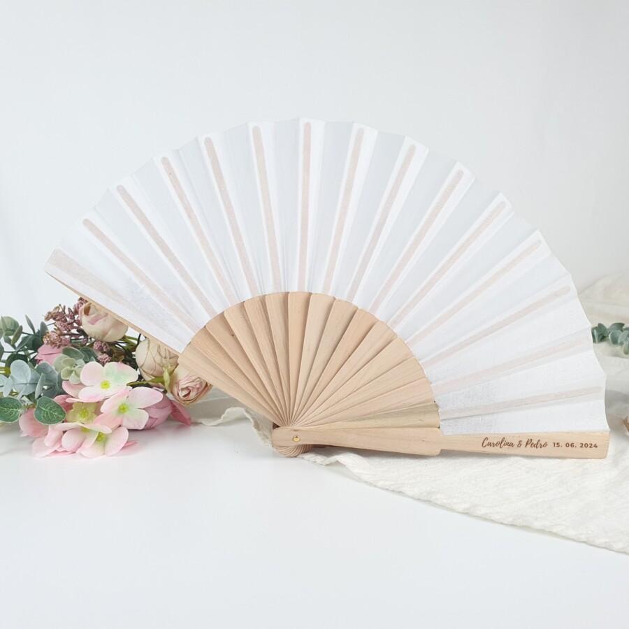 Abanico blanco personalizado para bodas – Elegante diseño Romance con grabado en madera natural.